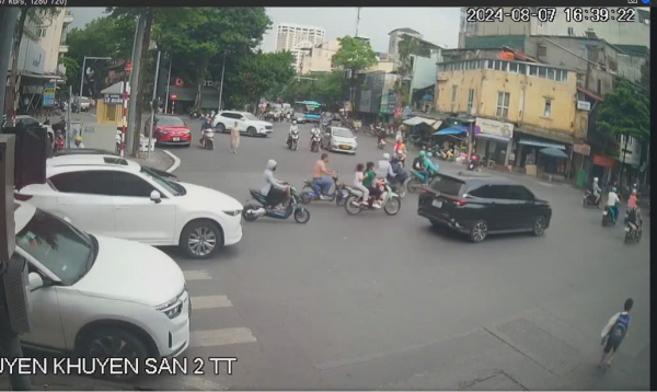 Người dân cùng CSGT sử dụng camera tìm trẻ lạc giữa phố -0