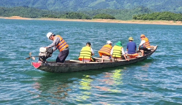  Tìm nguyên nhân cá tự nhiên chết bất thường ở hồ thuỷ lợi lớn nhất Quảng Bình -0