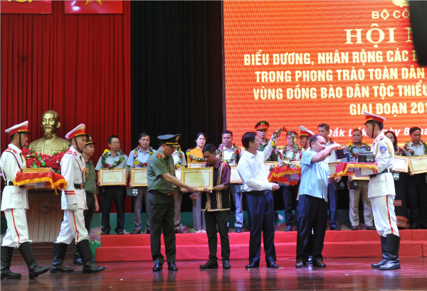 Biểu dương điển hình tiên tiến trong phong trào Toàn dân bảo vệ ANTQ -0