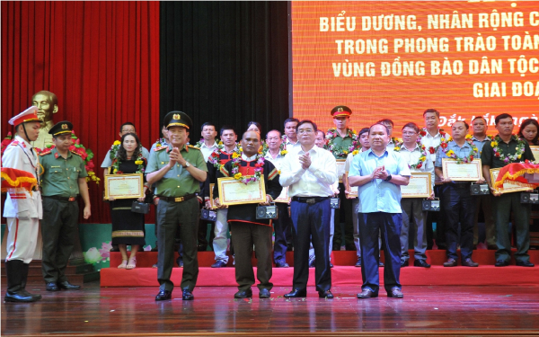 Biểu dương điển hình tiên tiến trong phong trào Toàn dân bảo vệ ANTQ -1