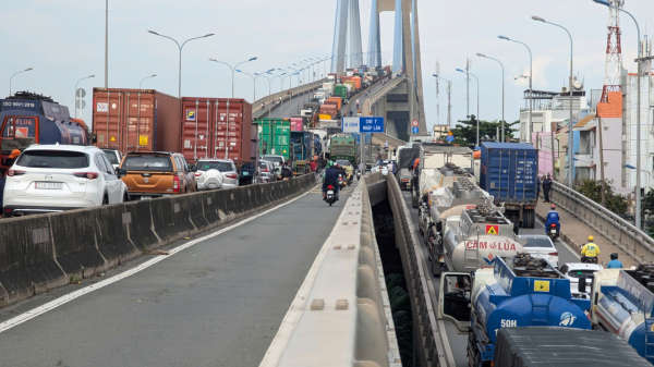 Có những “người hùng” trong vụ tông xe dây chuyền dưới chân cầu Phú Mỹ -0