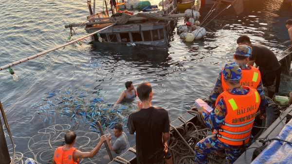 Tàu cá va chạm với tàu hàng ở cửa biển, 11 ngư dân được cứu sống  -0