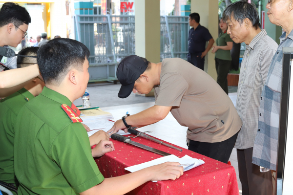 Có sẵn hung khí trong tay dễ biến mình thành người phạm tội -1