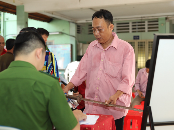 Có sẵn hung khí trong tay dễ biến mình thành người phạm tội -4