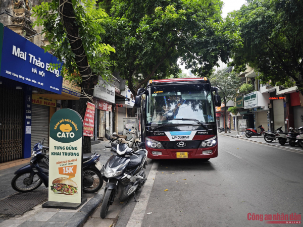 Tuần tra từ rạng sáng, xử lý hoạt động đón trả khách du lịch trong phố cổ -0