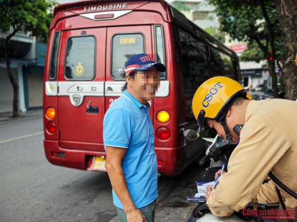 Tuần tra từ rạng sáng, xử lý hoạt động đón trả khách du lịch trong phố cổ -0