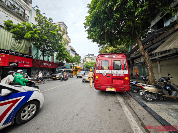 Tuần tra từ rạng sáng, xử lý hoạt động đón trả khách du lịch trong phố cổ -0