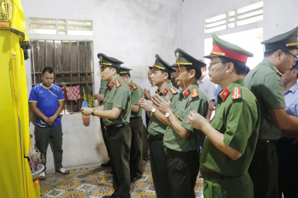 Truy tặng Huân chương Bảo vệ Tổ quốc đối với Công an viên hy sinh khi làm nhiệm vụ -0