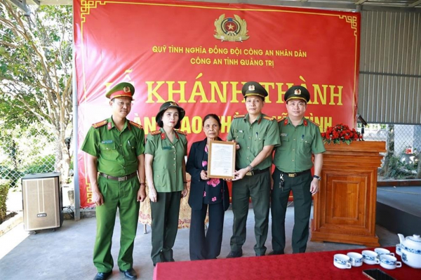 Quang Tri Provincial Police Department hands over gratitude house to public security martyr’s family -0