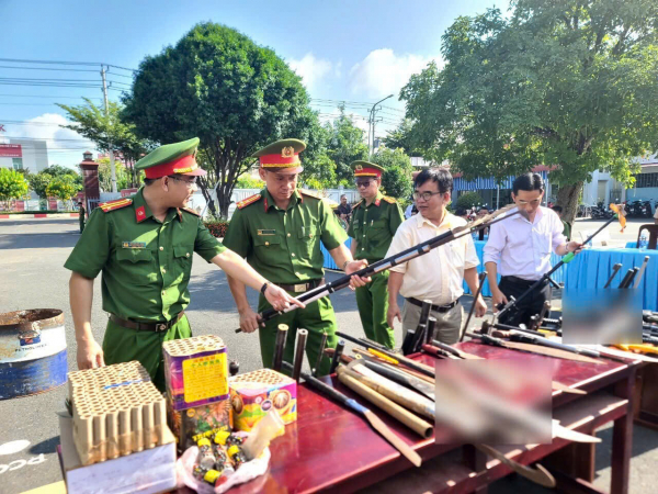 Công an huyện Xuyên Mộc tiêu hủy vũ khí, vật liệu nổ, công cụ hỗ trợ -0