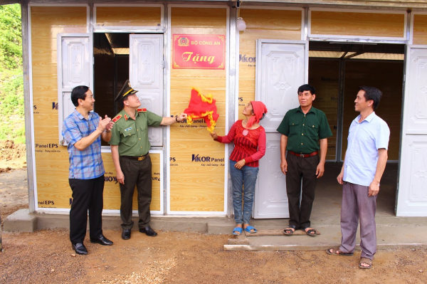 Khánh thành và bàn giao nhà ở cho đồng bào bị thiên tai -0