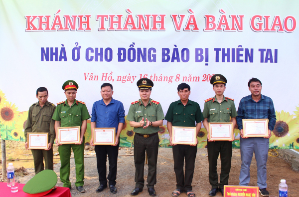 Khánh thành và bàn giao nhà ở cho đồng bào bị thiên tai -0