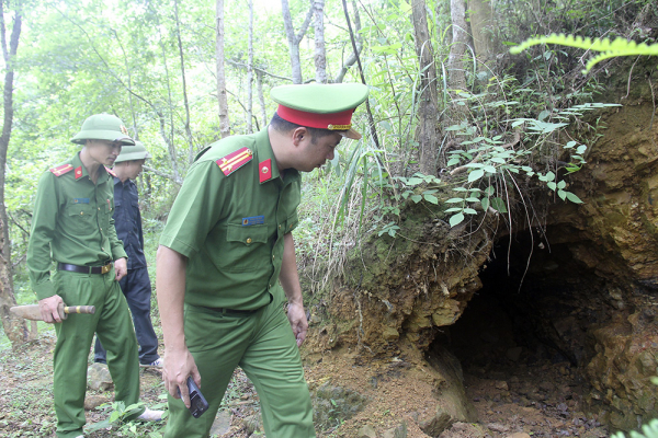 trung tá ðoàn th- nam (tru-c) và các thành viên trong t- c-m ch-t th-c hi-n tu-n tra, b-o v- m- vàng..jpg -2