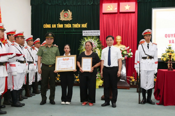 Trao Bằng Tổ quốc ghi công đối với Liệt sỹ Trung tá Trần Duy Hùng -0