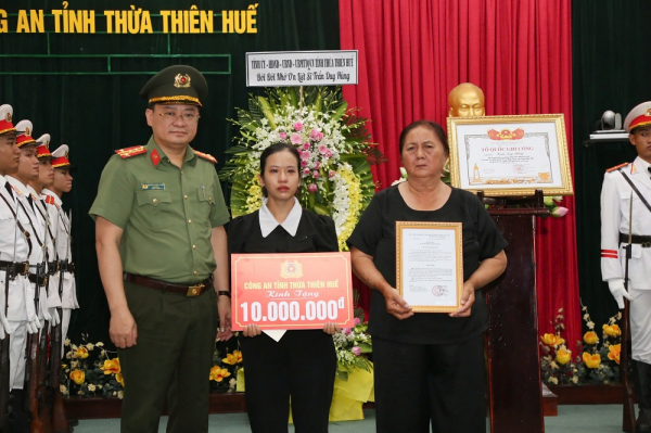 Trao Bằng Tổ quốc ghi công đối với Liệt sỹ Trung tá Trần Duy Hùng -0