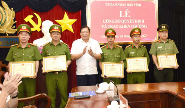 Khen thưởng lực lượng triệt phá băng nhóm trộm đường sông chuyên nghiệp ở Cà Mau -0