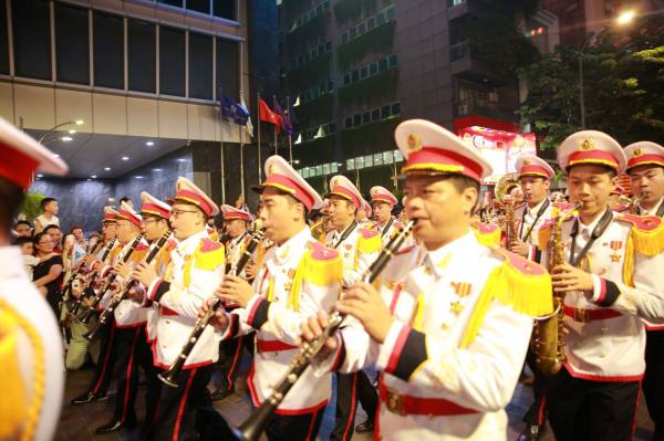 Người dân hào hứng với các tiết mục đặc sắc Kỷ niệm Ngày truyền thống CAND ở Phố đi bộ Nguyễn Huệ -3