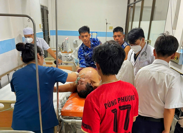 Tàu Cảnh sát biển cứu sống ngư dân bị hôn mê trong hầm cá -0