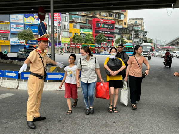 Lấp khoảng trống pháp luật về bảo vệ trẻ em khi tham gia giao thông -0