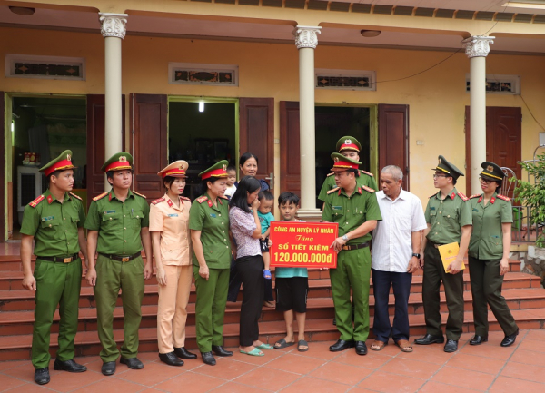 Công an huyện Lý Nhân trao tặng sổ tiết kiệm cho con của đồng đội từ trần -0
