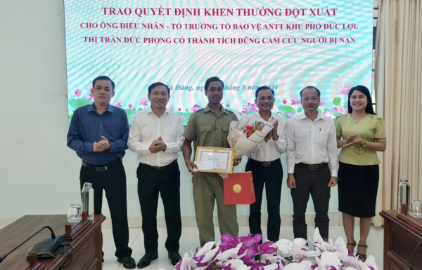 Khen thưởng Tổ trưởng Tổ bảo vệ an ninh trật tự dũng cảm cứu người -0