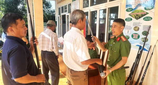 Công an Đắk Nông thu hồi hàng trăm khẩu súng, bom, mìn -0