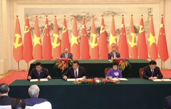Vietnamese, Chinese top leaders witness signing of 14 cooperation documents -0