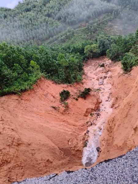 Sạt lở nghiêm trọng tuyến quốc lộ 18B lên cửa khẩu Bắc Phong Sinh -0