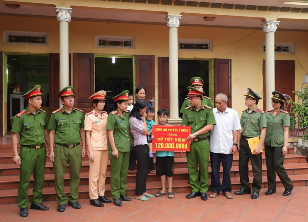 Ha Nam police present passbook to deceased police officer’s children -0