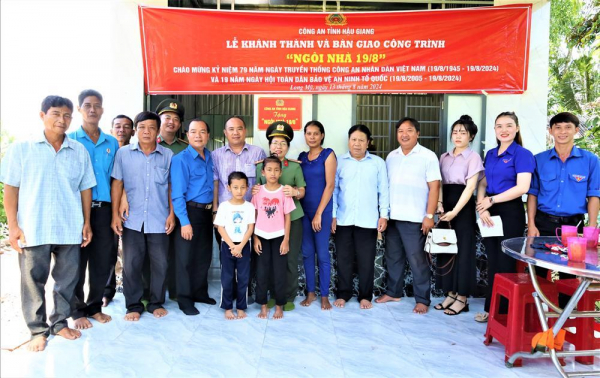 Hau Giang Provincial Police Department hands over compassion house to poor Khmer student’s family -0