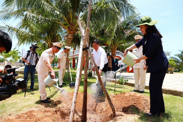 Phó Chủ tịch nước Võ Thị Ánh Xuân thăm, tặng quà Công an tỉnh Ninh Thuận -0