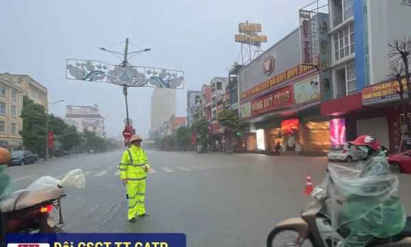 Lực lượng Công an dầm mưa, đảm bảo an ninh, an toàn giúp nhân dân tại các điểm ngập lụt -0