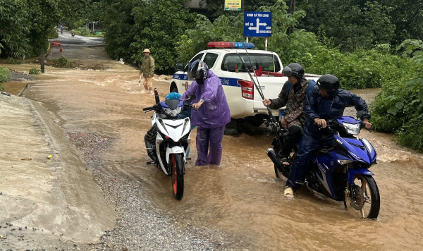 Lực lượng Công an dầm mưa, đảm bảo an ninh, an toàn giúp nhân dân tại các điểm ngập lụt -2