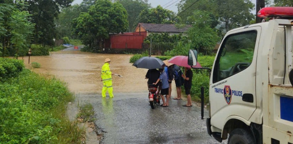 Lực lượng Công an dầm mưa, đảm bảo an ninh, an toàn giúp nhân dân tại các điểm ngập lụt -4