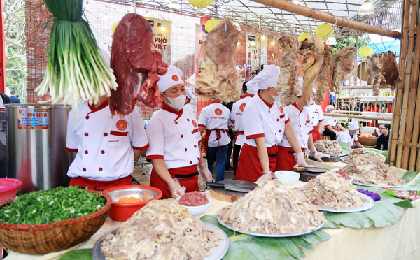 những nghệ nhân vân cù đang trình diễn món phở cho thực khách.jpg -0