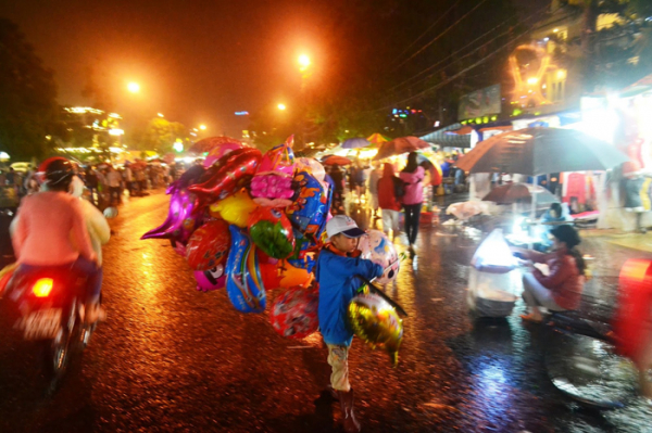 Lang thang “chợ âm phủ” trên phố núi -0