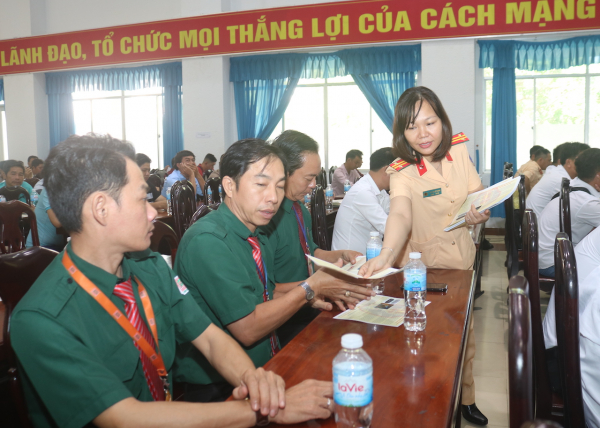 Gần 300 tổ chức, cá nhân ký cam kết chấp hành TTATGT trên tuyến cao tốc TP Hồ Chí Minh - Cần Thơ -0