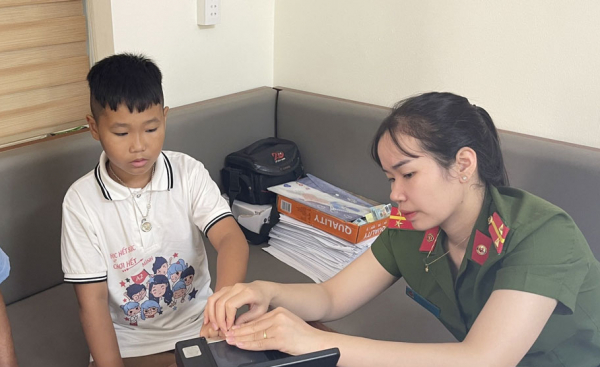 Công an huyện Phú Bình cấp thẻ căn cước cho trẻ em -0