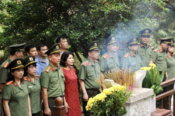 Hàng trăm đoàn khách đến thăm nhà lưu niệm và viếng mộ Đại tướng Võ Nguyên Giáp -0