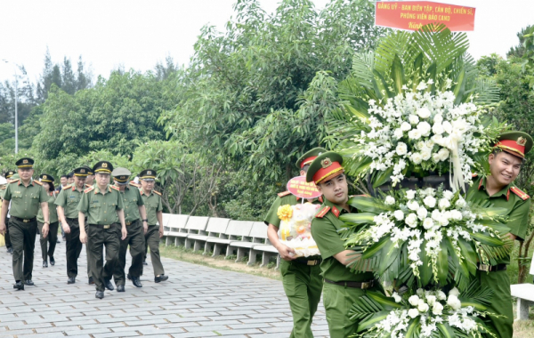 Hàng trăm đoàn khách đến thăm nhà lưu niệm và viếng mộ Đại tướng Võ Nguyên Giáp -0