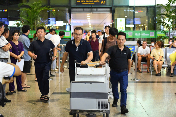 Cảnh sát giao thông và hành trình đưa trái tim hiến tặng từ sân bay Tân Sơn Nhất về bệnh viện  -0