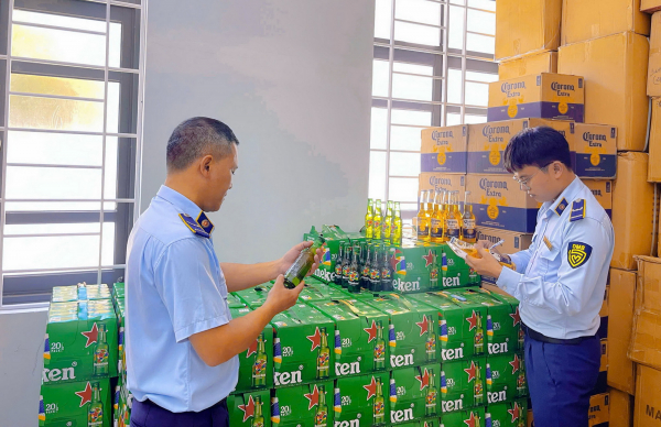 Tạm giữ 2.800 chia bia ngoại nhập không có hóa đơn, chứng từ hợp pháp kèm theo -0