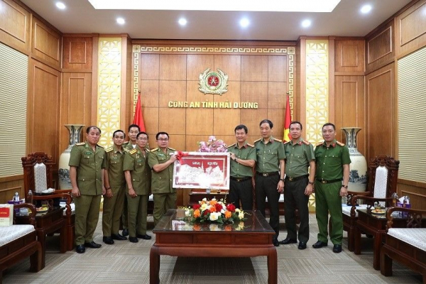 Lao police visit Hai Duong Provincial Police Department -0