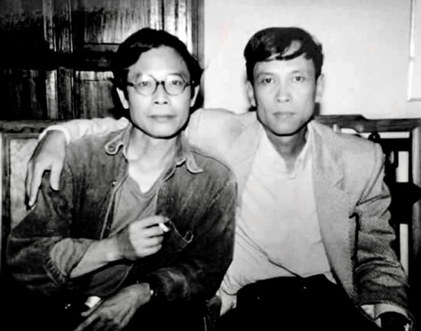 2 nhà thơ bế kiến quốc và nguyễn việt chiến.jpg -0