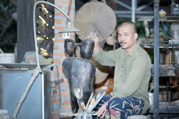 họa sĩ hiếu mường và tác phẩm.jpg -0