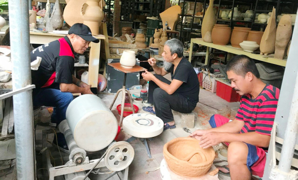 nhiều nghẹ sĩ trong nước và quốc tế đến sáng tác tại lò gốm mường.jpg -1