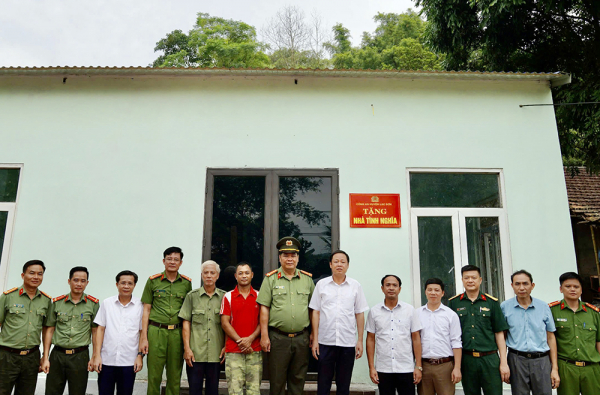 Trao nhà tình nghĩa cho hộ gia đình có hoàn cảnh đặc biệt khó khăn -0