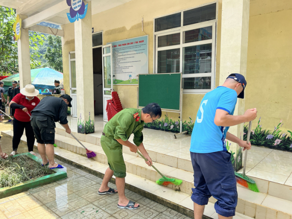 Hỗ trợ khắc phục thiệt hại mưa lũ tại xã Quang Vinh, huyện Trùng Khánh -1