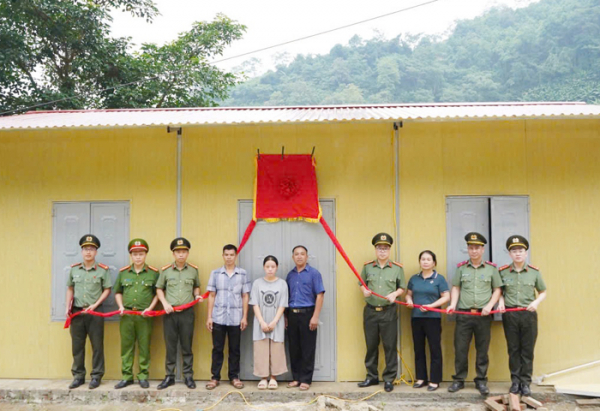 Công an tỉnh Bắc Kạn đẩy nhanh tiến độ bàn giao 500 căn nhà cho người nghèo -0