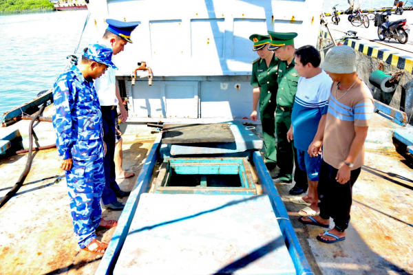 Phối hợp bắt giữ tàu chở dầu không có giấy tờ hợp pháp -0